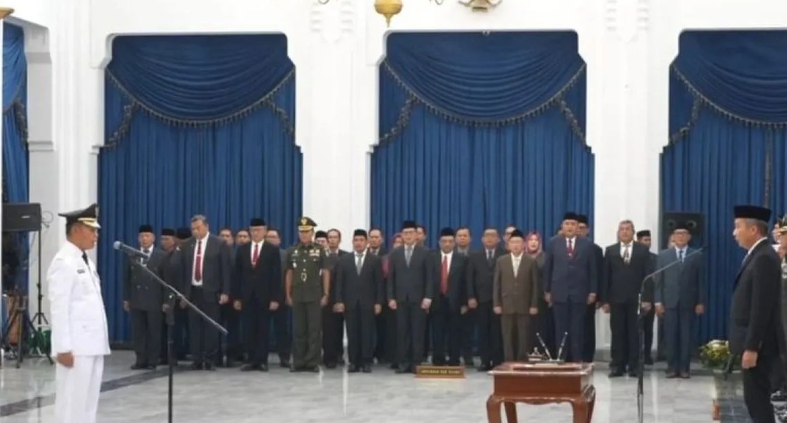 Situasi saat Penjabat (Pj) Gubernur Jawa Barat Bey Triadi Machmudin melantik Pj Bupati Bogor Asmawa Tosepu di Gedung Sate Bandung, Sabtu (30/12/2023). (Ricky Prayoga)