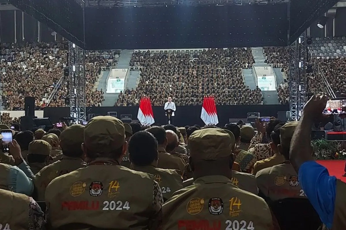 Presiden Joko Widodo saat menyampaikan arahan kepada petugas Komisi Pemilihan Umum (KPU) dalam agenda Rapat Konsolidasi Nasional 2023 Dalam Rangka Kesiapan Pemilu 2024 di Istora Senayan Gelora Bung Karno, Jakarta, Sabtu (30/12/2023). (Andi Firdaus)