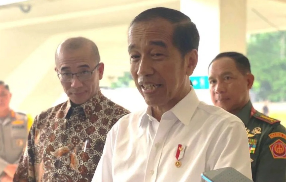 Presiden Joko Widodo memberikan keterangan kepada wartawan di Jakarta, Sabtu (30/12/2023). (Andi Firdaus)