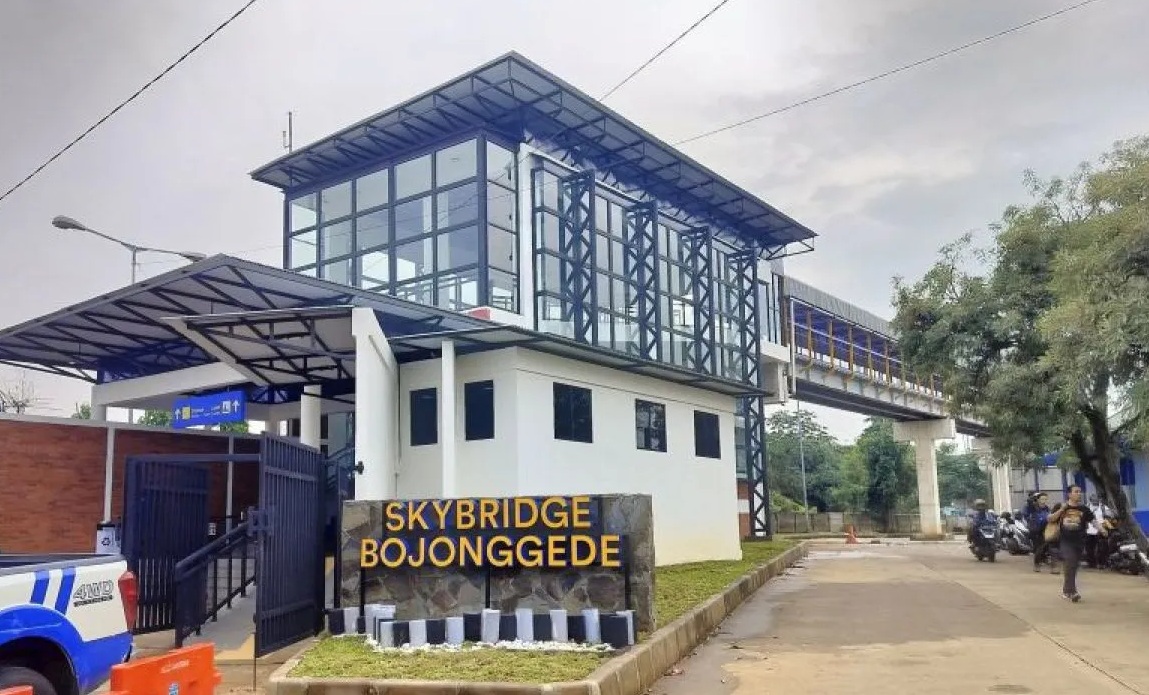 Skybridge di Terminal Bojonggede yang terhubung ke Stasiun Bojonggede, Kabupaten Bogor, Jawa Barat. (M Fikri Setiawan)