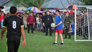 Presiden Jokowi Unjuk Kebolehan Jadi Kiper Sepak Bola