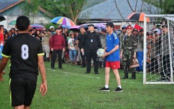 Presiden Joko Widodo bermain sepak bola menjadi penjaga gawang di Lapangan Wae Kesambi di Desa Batu Cermin, Manggarai Barat, NTT, Senin (4/12/2023). (Biro Pers Sekretariat Presiden)