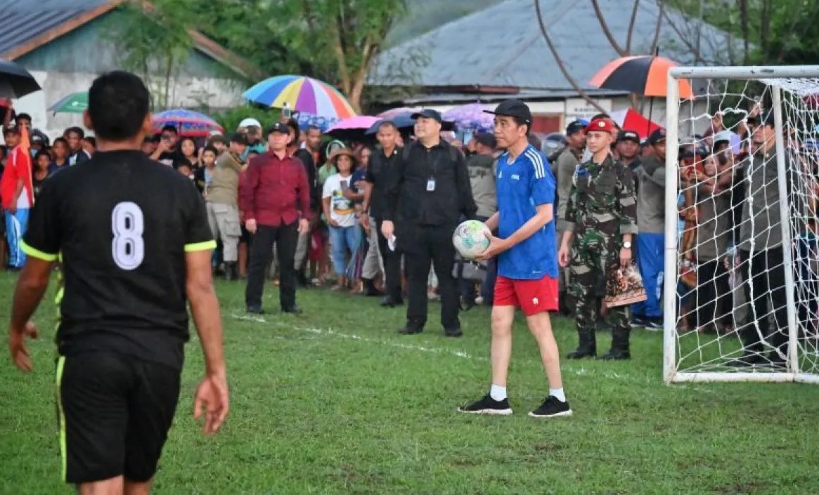 Presiden Joko Widodo bermain sepak bola menjadi penjaga gawang di Lapangan Wae Kesambi di Desa Batu Cermin, Manggarai Barat, NTT, Senin (4/12/2023). (Biro Pers Sekretariat Presiden)