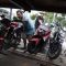 Pekerja menaikkan sepeda motor peserta program mudik balik gratis ke atas truk di Terminal Tirtonadi, Solo, Jawa Tengah, Rabu (26/4/2023).