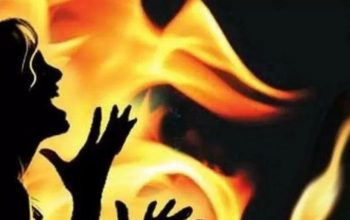 Seorang suami bernama Jali Kartono tega membakar istrinya, AM, hidup-hidup dengan mengguyurkan bensin ke tubuhnya. Akibat dari itu, korban mengalami luka bakar