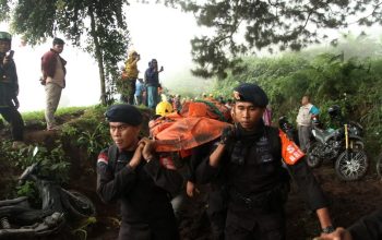 Tim gabungan mengangkat jenazah korban erupsi Gunung Marapi di Nagari Batu Plano, Kabupaten Agam, Sumatera Barat, Selasa (5/12/2023). Data SAR Padang menyatakan sebanyak delapan jenazah pendaki berhasil dievakuasi dan dibawa ke Rumah Sakit Dr Achmad Mochtar di Bukittinggi untuk diidentifikasi. (Muhammad Arif Pribadi)