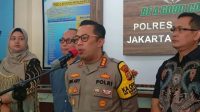 Kapolres Jakara Selatan Kombes Pol Ade Ary Syam Indradi (dua dari kanan, berbicara menggunakan mikrofon) saat memberikan keterangan pers di Jakarta, Kamis (7/12/2023). (Suci Nurhaliza)