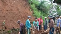 Warga Kampung Cimeri, RT 03/01, Desa Cianaga, Kecamatan Kabandungan tengah bergotong royong membuka akses jalan yang tertimbun longsor pada Jumat, (1/12/2023).
