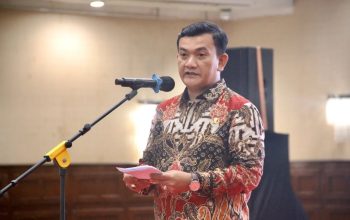 Asisten Daerah (Asda) I Pemerintahan dan Kesra Setda Jabar Dedi Supandi memberikan keterangan dalam acara penghargaan K3 tingkat Provinsi Jawa Barat di Bandung, Kamis (7/12/2023). (Pemprov Jabar)