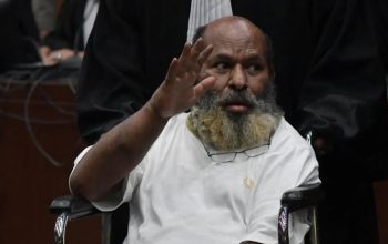 Terdakwa kasus dugaan suap dan penerimaan gratifikasi Lukas Enembe menyapa pendukunggnya usai menjalani sidang putusan di Pengadilan Tipikor, Jakarta, Kamis (19/10/2023).  (Fakhri Hermansyah).