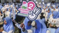 Sejumlah anggota Pergerakan Perempuan Muda Nahdliyin (Perdana) meneriakan yel-yel saat deklarasi dukungan terhadap pasangan Prabowo-Gibran di Jakarta, Rabu (6/12/2023). (Hafidz Mubarak)