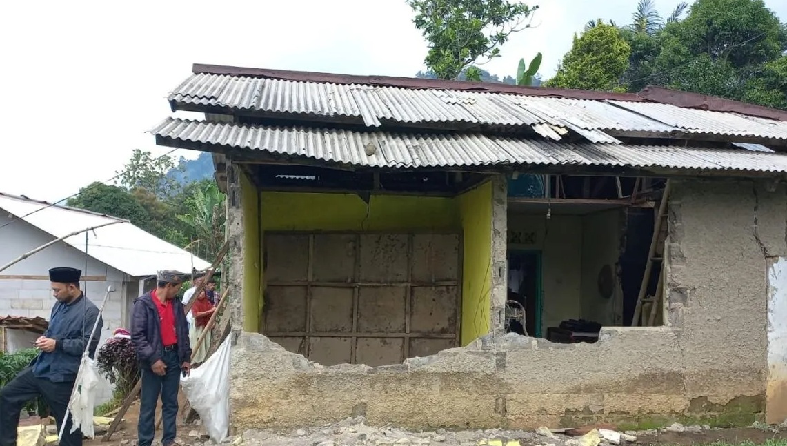 Kondisi salah satu rumah di Desa Cipeuteuy, Kecamatan Kabandungan, Kabupaten Sukabumi, Jabar yang mengalami rusak berat akibat terdampak gempa M4,0 yang berpusat di Kota Bogor pada Jumat, (8/12/2023). (Aditya Rohman)