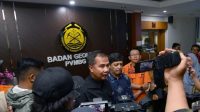 Penjabat (Pj) Gubernur Jawa Barat Bey Triadi Machmudin memberikan keterangan di Pusat Vulkanologi dan Mitigasi Bencana Geologi (PVMBG) Badan Geologi, Bandung, Jumat (8/12/2023). (Ricky Prayoga)