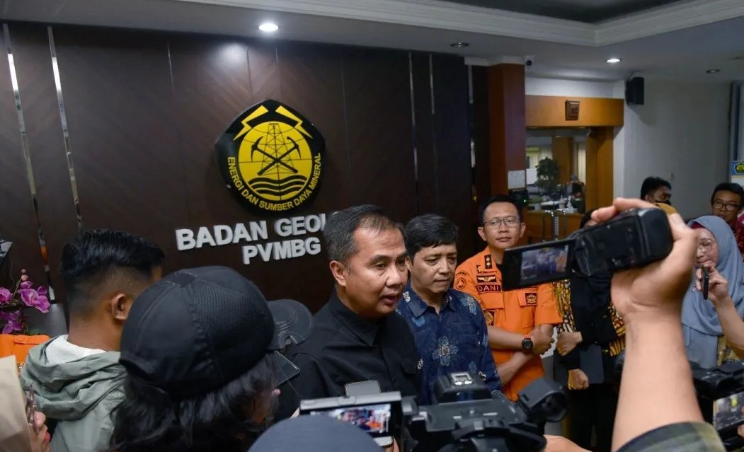Penjabat (Pj) Gubernur Jawa Barat Bey Triadi Machmudin memberikan keterangan di Pusat Vulkanologi dan Mitigasi Bencana Geologi (PVMBG) Badan Geologi, Bandung, Jumat (8/12/2023). (Ricky Prayoga)