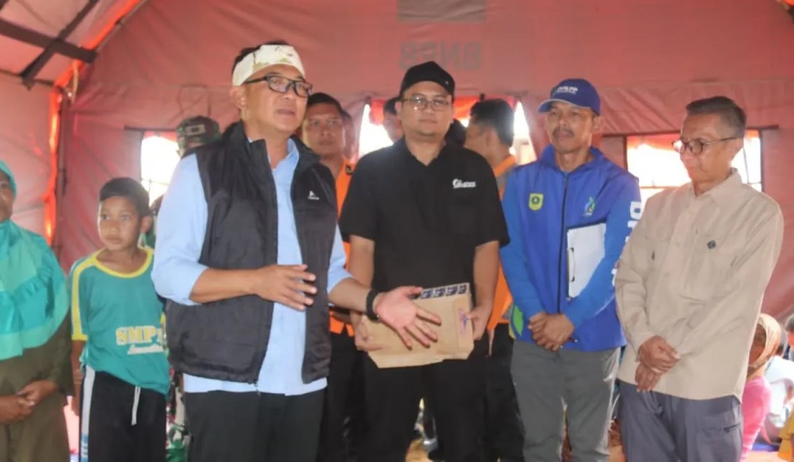 Bupati Bogor Iwan Setiawan menyerahkan bantuan kepada masyarakat terdampak bencana di Desa Purwabakti, Pamijahan, Kabupaten Bogor, Jawa Barat, Sabtu (9/12/2023). (Humas Pemkab Bogor)