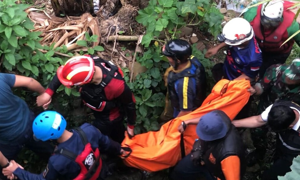 Seorang pelajar SMP asal Jakarta tewas tenggelam saat bermain air di aliran Sungai Cisadane, Kota Bogor, pada Minggu (10/12).