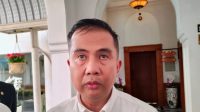 Penjabat Gubernur Jabar Bey Machmudin memberikan keterangan di Gedung Sate Bandung, Rabu (13/12/2023). (Ricky Prayoga)