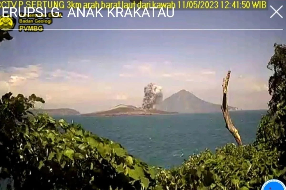 Gunung anak Krakatau dari cctv PVMBG. (PVMBG)