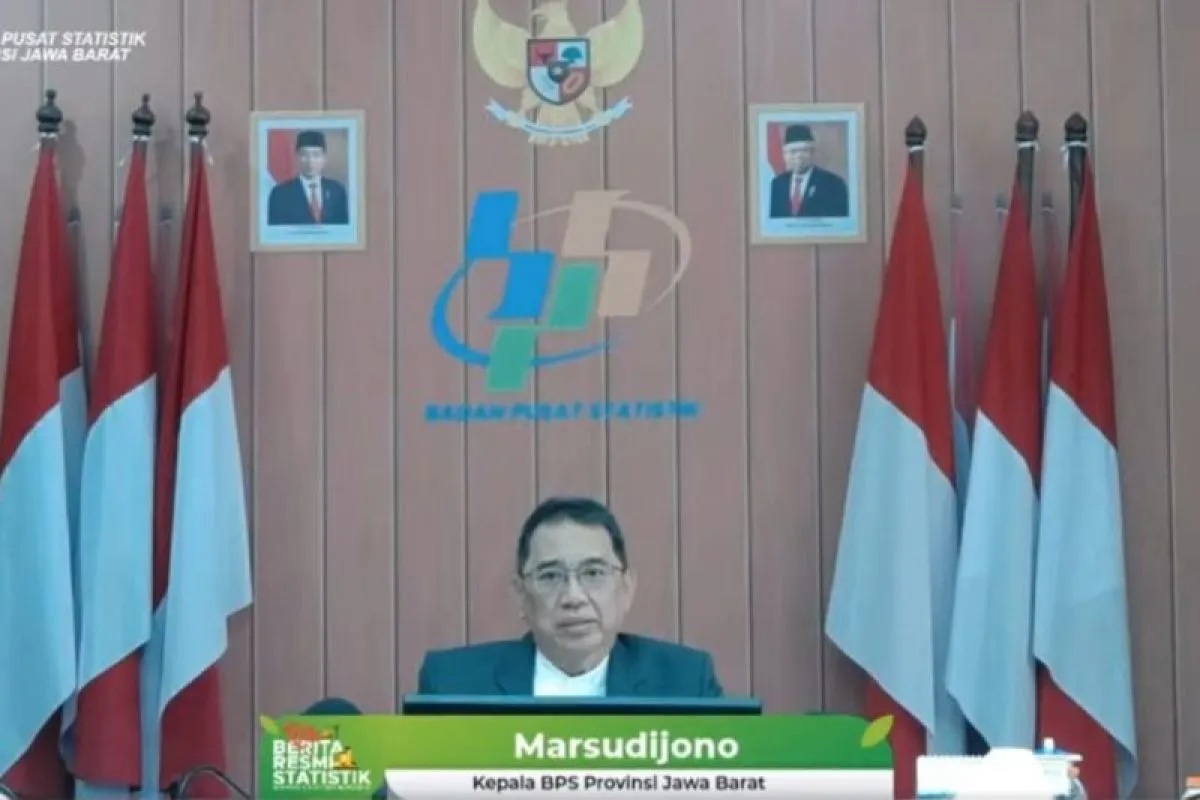 Kepala Badan Pusat Statistik (BPS) Jawa Barat Marsudijono memberikan keterangan tentang IPM Jabar pada 2023. (siaran BPS Provinsi Jawa Barat)