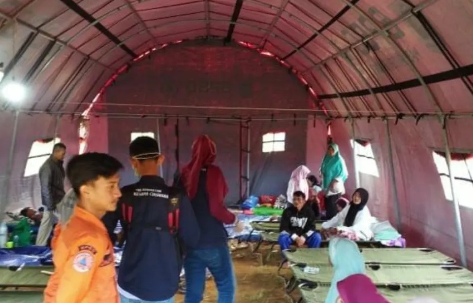 Kondisi posko pengungsian bagi warga terdampak gempa di wilayah Kabupaten Bogor, Jawa Barat, Jumat (15/12/2023). (BNPB)