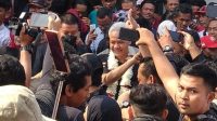 Capres nomor urut 3 Ganjar Pranowo dikelilingi relawannya usai meresmikan Posko Relawan Laskar Ganjar Pranowo (LGP) di kota Bekasi, Jawa Barat, Sabtu (16/12/2023). (Zubi Mahrofi)