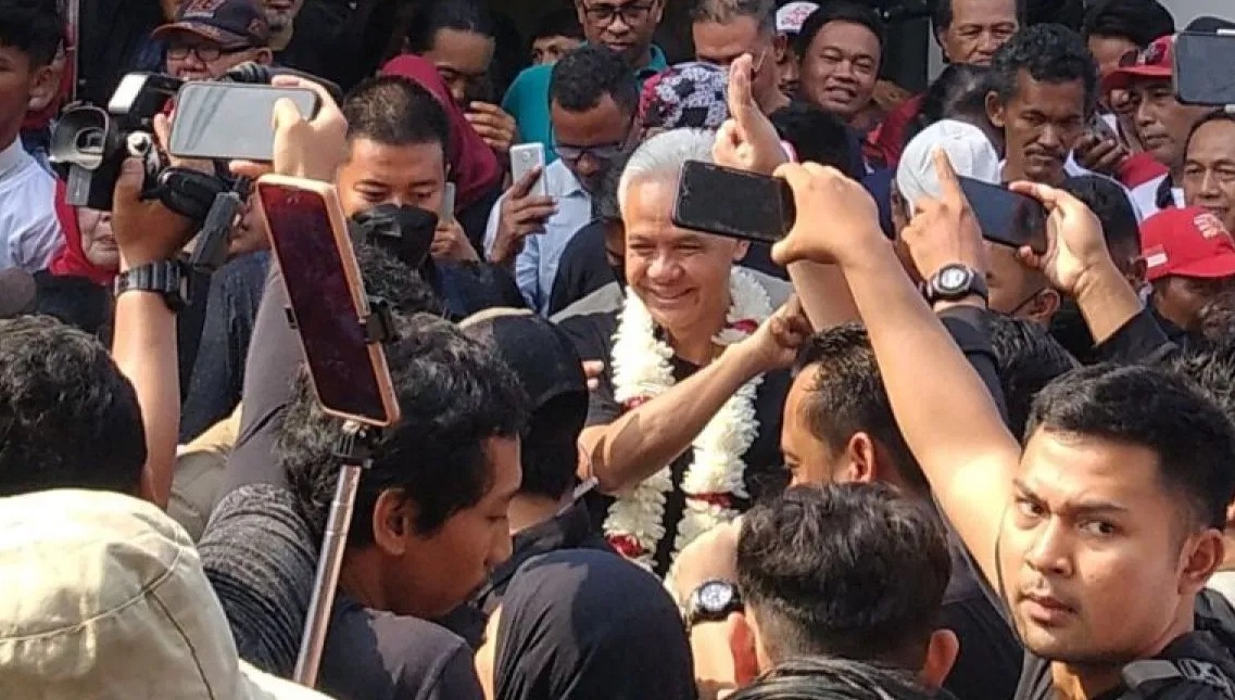 Capres nomor urut 3 Ganjar Pranowo dikelilingi relawannya usai meresmikan Posko Relawan Laskar Ganjar Pranowo (LGP) di kota Bekasi, Jawa Barat, Sabtu (16/12/2023). (Zubi Mahrofi)