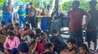 Sejumlah pengungsi etnis Rohingya beristirahat di Gedung Tempat Pendaratan Ikan (TPI) Kuala Idi Cut, Kecamatan Darul Aman, Kabupaten Aceh Timur, Provinsi Aceh, Kamis (14/12/2023). (Hafidiah)