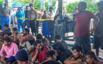 Sejumlah pengungsi etnis Rohingya beristirahat di Gedung Tempat Pendaratan Ikan (TPI) Kuala Idi Cut, Kecamatan Darul Aman, Kabupaten Aceh Timur, Provinsi Aceh, Kamis (14/12/2023). (Hafidiah)