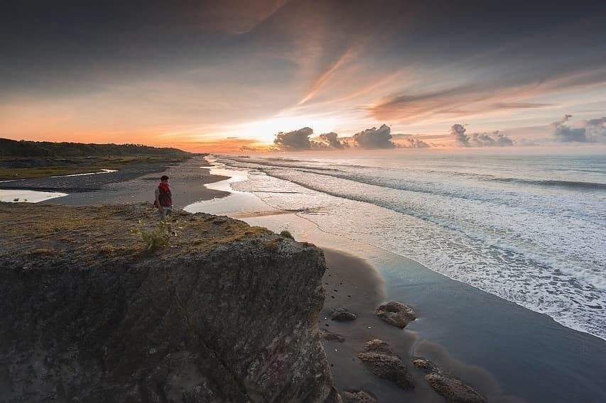 Pantai Cicaladi atau Karang Bolong yang terletak di Desa Sukatani
