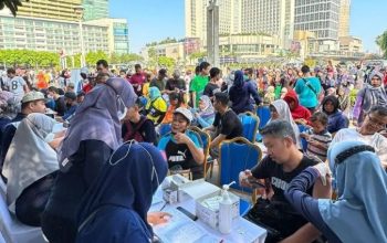 Puluhan warga tengah mengikuti vaksinasi COVID-19 yang digelar pada kegiatan Car Free Day (CFD) Bundaran HI, Jakarta, Minggu (17/12/2023). (Dinkes DKI Jakarta)