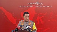 Kapolri Jenderal (Pol) Listyo Sigit Prabowo memberikan keterangan kepada wartawan di Istana Kepresidenan Jakarta, Senin (11/12/2023).