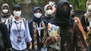 Kasus COVID-19 Naik, Warga Diminta Pakai Masker Kembali