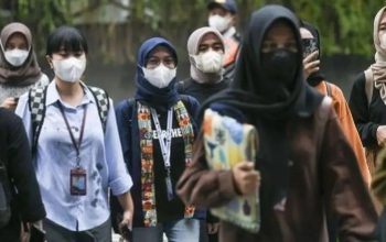 Warga menggunakan masker saat berjalan di Jakarta, Jumat (8/11/2023). Pengurus Besar Ikatan Dokter Indonesia (PB IDI) mengimbau masyarakat kembali taat mematuhi protokol kesehatan terutama memakai masker mengingat kasus COVID-19 di Indonesia mulai menunjukkan tren kenaikan kasus. (Hafidz Mubarak)