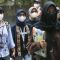 Warga menggunakan masker saat berjalan di Jakarta, Jumat (8/11/2023). Pengurus Besar Ikatan Dokter Indonesia (PB IDI) mengimbau masyarakat kembali taat mematuhi protokol kesehatan terutama memakai masker mengingat kasus COVID-19 di Indonesia mulai menunjukkan tren kenaikan kasus. (Hafidz Mubarak)