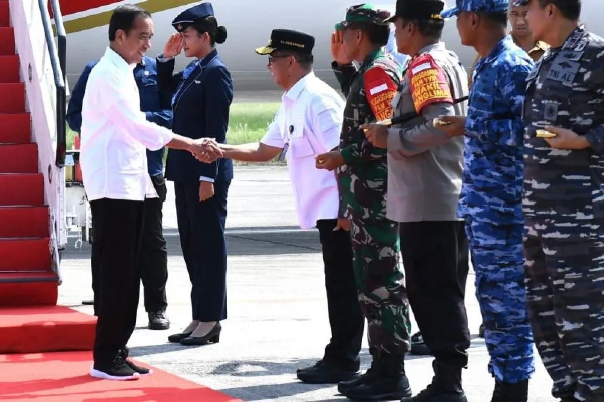 Presiden Joko Widodo tiba di Bandar Udara Internasional Sultan Aji Muhammad Sulaiman Sepinggan, Kota Balikpapan, untuk selanjutnya melakukan kunjungan kerja ke Ibu Kota Nusantara (IKN), Kabupaten Penajam Paser Utara, Kaltim, Rabu (20/12/2023). (Biro Pers Sekretariat Presiden RI)