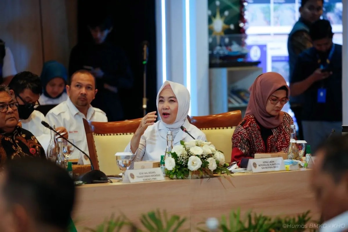 Kepala BMKG Dwikorita Karnawati dalam rapat dengan Kementerian Perhubungan dan KNKT di Jakarta, Selasa (19/12/2023). (BMKG)