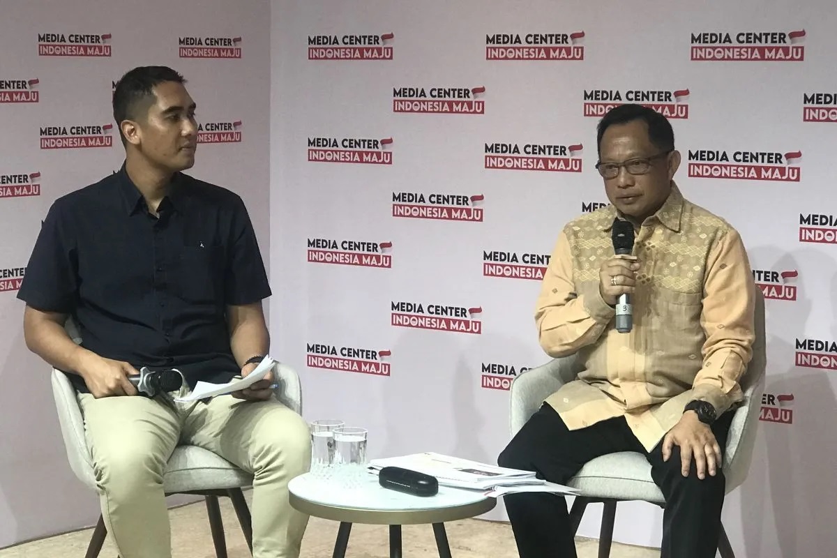 Menteri Dalam Negeri (Mendagri) Tito Karnavian saat mengikuti diskusi bertajuk "Ada apa dengan Daerah Khusus Jakarta" di Jakarta, Selasa (19/12/2023). (M Mardiansyah Al Afghani)
