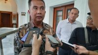Penjabat Gubernur Jawa Barat Bey Triadi Machmudin memberikan keterangan di Gedung Sate Bandung, Rabu (20/12/2023). (Ricky Prayoga)