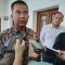 Penjabat Gubernur Jawa Barat Bey Triadi Machmudin memberikan keterangan di Gedung Sate Bandung, Rabu (20/12/2023). (Ricky Prayoga)