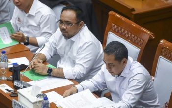 Menteri Agama Yaqut Cholil Qoumas (kiri) didampingi Saiful Rahmat Dasuki (kanan) mengikuti rapat kerja bersama Komisi VIII DPR di Kompleks Parlemen, Senayan, Jakarta, Senin (13/11/2023). (Galih Pradipta)