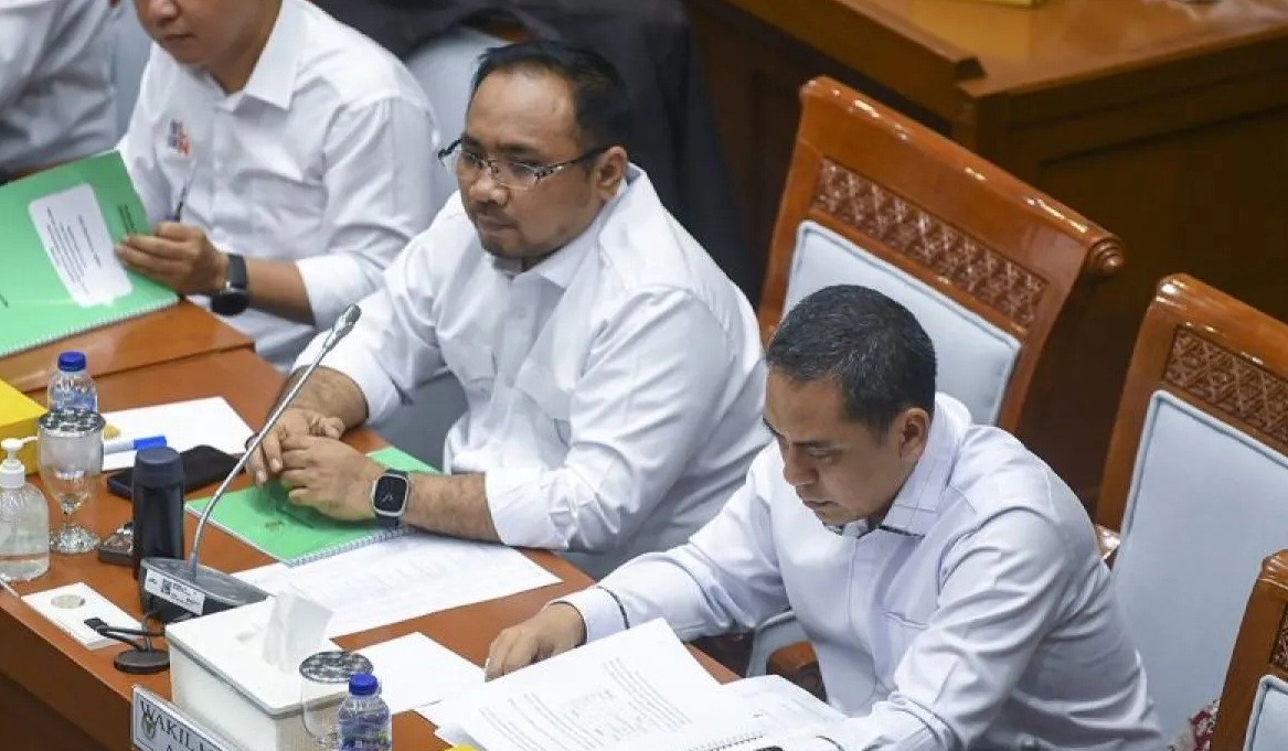 Menteri Agama Yaqut Cholil Qoumas (kiri) didampingi Saiful Rahmat Dasuki (kanan) mengikuti rapat kerja bersama Komisi VIII DPR di Kompleks Parlemen, Senayan, Jakarta, Senin (13/11/2023). (Galih Pradipta)