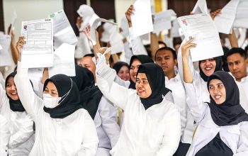 Para peserta seleksi calon pegawai pemerintah dengan perjanjian kerja (PPPK) menunjukkan berkas pendaftaran. (ILUSTRASI)