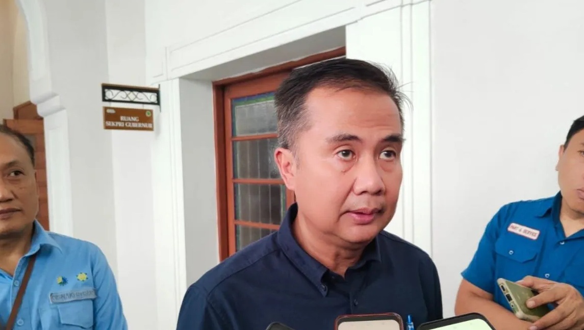 Penjabat (Pj) Gubernur Jawa Barat Bey Triadi Machmudin memberikan keterangan di Gedung Sate Bandung, Kamis (30/11/2023). (Ricky Prayoga)