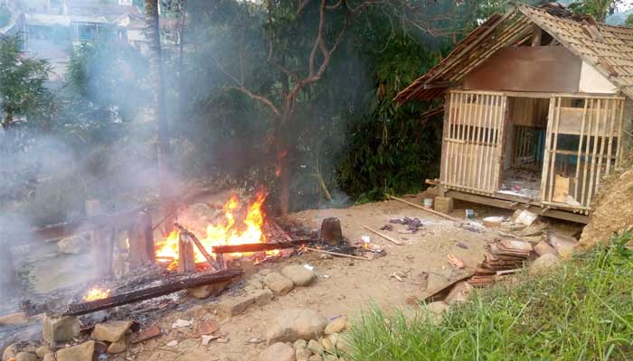 Warga Cibadak Sukabumi Bakar Gubuk