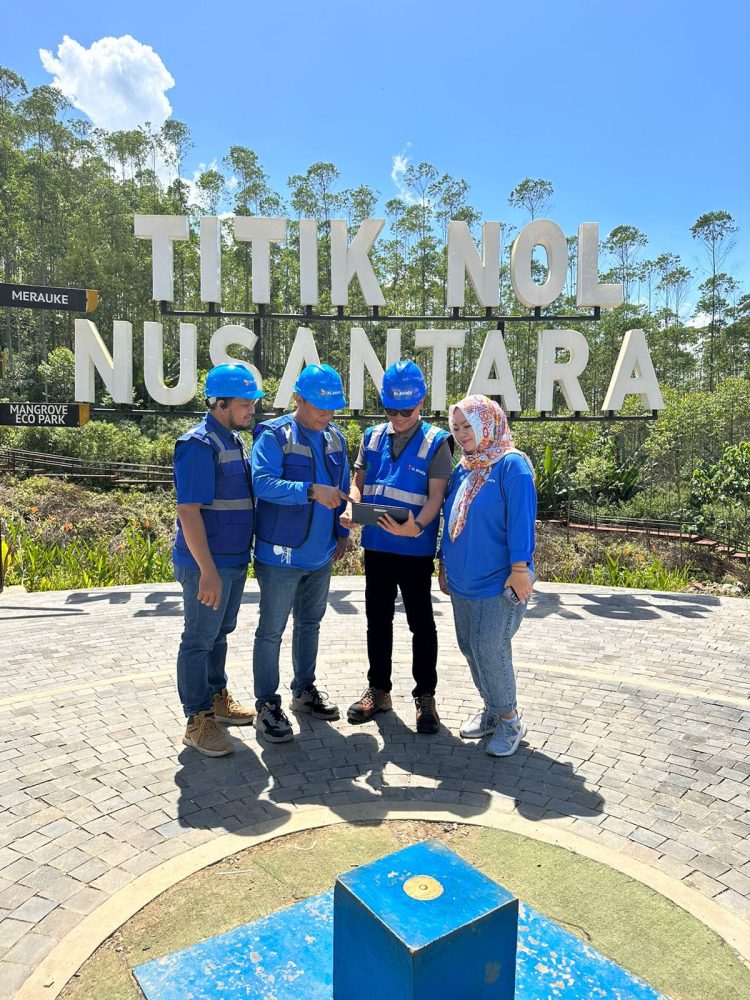 TITIK NOL IKN: (ki-ka) Head E2E Region Operation XL Axiata Kalimantan Area, Ahmad Hamzah, Plt. Group Head XL Axiata Kalimantan Area, Horas Lubis, Direktur & Chief Technology Officer XL Axiata, I Gede Darmayusa, dan Group Head Corporate Communication XL Axiata, Retno Wulan meninjau jaringan XL Axiata di Titik Nol Nusantara pada Kamis (8/6/2023). XL Axiata terus membangun infrastruktur jaringan internet cepat di wilayah IKN.