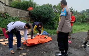 Pria tanpa identitas ditemukan meninggal dunia, di pinggir Jalan Raya Parung Bogor, tepatnya di Kampung Jati RT 01/05 Desa Parung, Kecamatan Parung, Senin (4/12) siang pukul 12.00 WIB.