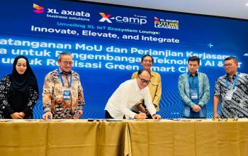 GREEN SMART CITY:(ki-ka) CEO PT. Xekar Ria Putri Sekarwidati, Business Development Executive-IBM Donny Gunawan, Direktur & Chief Technology Officer XL Axiata I Gede Darmayusa, Director Smart Cities and Communities Innovation Center ITB Prof Suhono Harso Supangkat, CEO PT. Cahaya Mutiara Sentosa Edward Halim, CEO PT. Maggot Indonesia Lestari Markus Susanto dalam prosesi penandatanganan MoU dan kerja sama antara XL Axiata dengan Institut Teknologi Bandung, IBM, PT Cahaya Mutiara Sentosa, PT Maggot Indonesia Lestari dan PT Xekar.