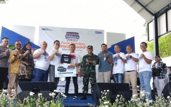PANEN HADIAH SIMPEDES: Pinca BRI Cibadak Aditya Andre Ramadhan secara simbolis menyerahkan hadiah grandprize PHS Periode 1/2023 berupa satu unit mobil All New Avanza kepada pemenang yang diwakili oleh Kaunit BRI Palasarigirang Cibadak, Septiana disaksikan para MBM, pincapem, notaris, para saksi dan tamu undangan di Cafe Gunung Walat, Kecamatan Cibadak, Kabupaten Sukabumi, Sabtu (9/12/2023). (sri/radarsukabumi)