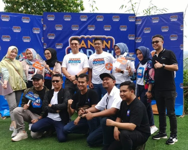 SEMANGAT: Pinca BRI Cibadak foto bersama dengan tim marketing yang membantu menyukseskan PHS di Cafe Gunung Walat Kecamatan Cibadak Kabupaten Sukabumi, Sabtu (9/12/2023). (sri/radarsukabumi)