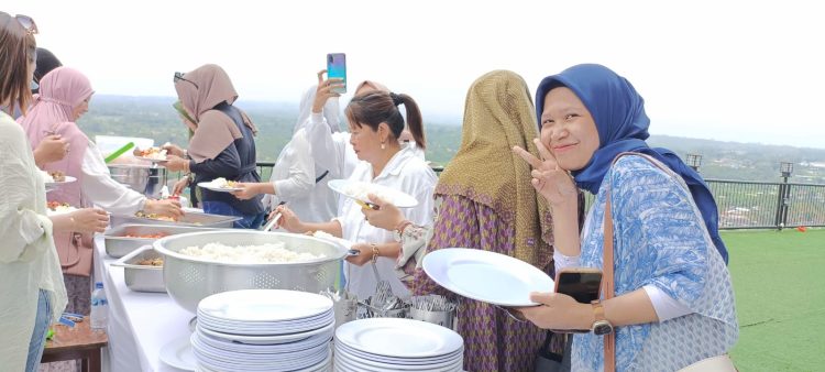 MAKAN DI GUNUNG: Agen BRILink, Wiwi dan para tamu undangan menikmati hidangan di acara PHS BRI BO Cibadak di Cafe Gunung Walat Sukabumi, Sabtu  (9/12/2023). (sri/radarsukabumi)